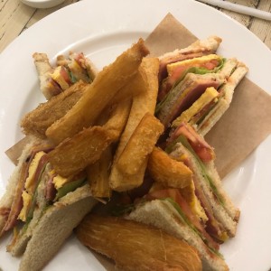 club sandwich con yuca frita