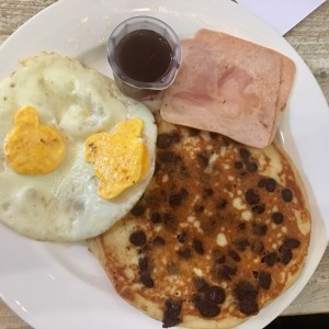 Desayuno Con To?, pancakes con chispas de chocolate y miel