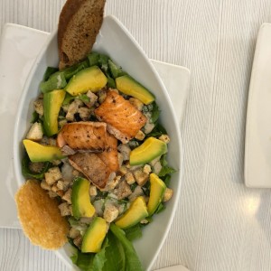 Cesar Salad con salmon y aguacate