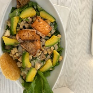 ensalada cesar con aguacate y salmon