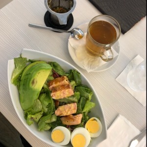 ensalada de salmon con extra de aguacte y tomates cherry 