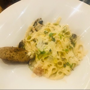 Pasta: Suprema en Fettuccini con Pollo, Hongos, Esparragos en Salsa Bechamel. 