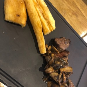 filete de carne de res con yuca frita