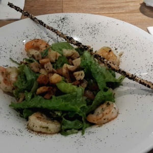 Ensalada de camarones y esencia de frambuesa