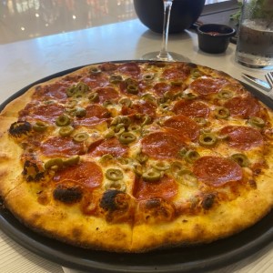 Pizza de peperoni con aceitunas
