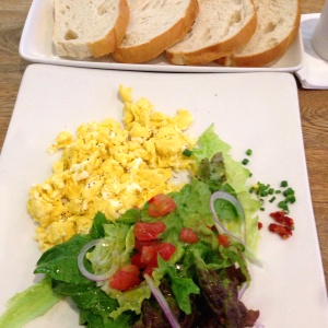 Huevos revueltos con Ensalada.