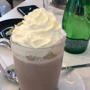 chocolate caliente con chantilly