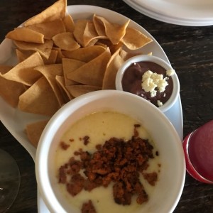 Queso Monterrey con chorizo y frijoles