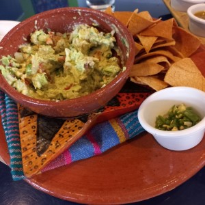 Guacamole y totopos