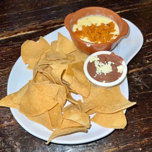 Queso fundido con chorizo 