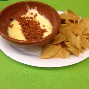 Queso fundido con chorizo