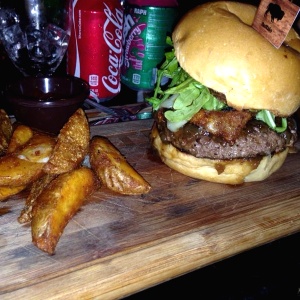 Pacho burger con papas 