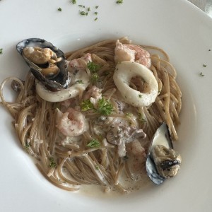 Pasta Festa del Mare con Spaguettti Integral en Salsa Blanca