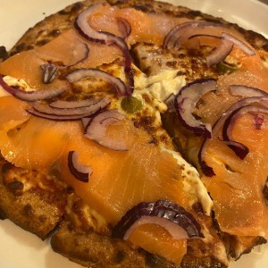 Pizza de salmon en masa de almendras 