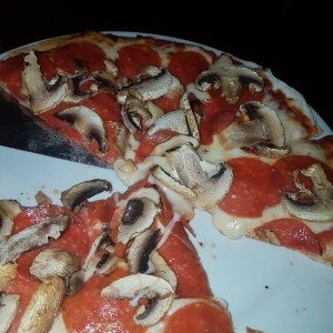 Pizza de peperoni con hongos