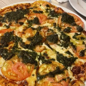 Pizza margarita con pesto 
