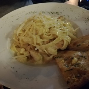 Spaguetti con pollo en salsa blanca