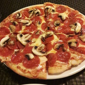 pizza hongo con peperone