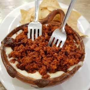 Queso fundido con chorizo 