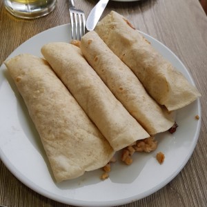Tacos de pollo en tortilla de harina