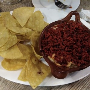 Queso fundido con chorizo