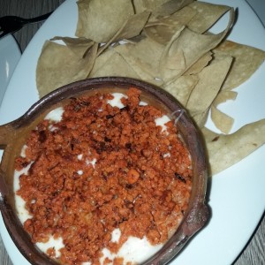 queso fundido con chorizo