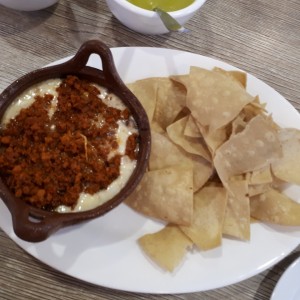 Queso fundido con chorizo