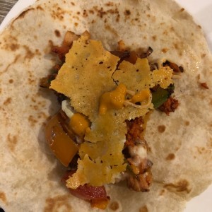 taco con salsa roja y chicharron de queso