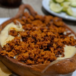 Queso fundido con chorizo.