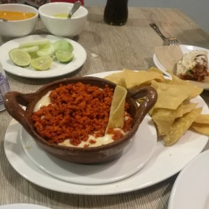 Queso fundido con chorizo