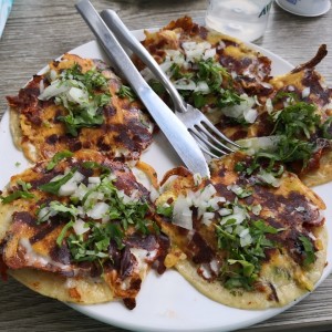 Tacos al pastor con queso