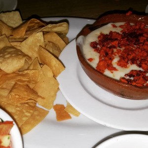 Queso fundido con chorizo