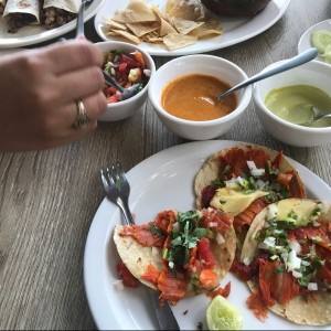 Tacos al pastor y pico de gallo