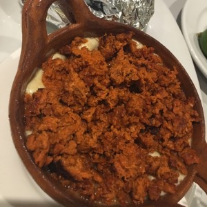 Queso fundido con chorizo