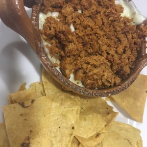 Queso fundido con chorizo