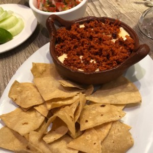 Queso fundido con chorizo