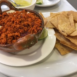 queso fundido con chorizo 