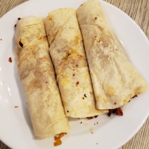 Tacos (harina) de chorizo y queso