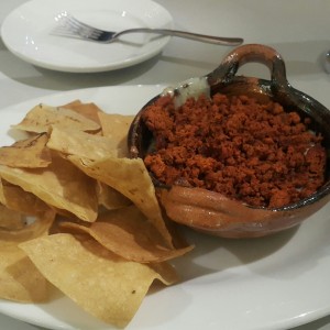 queso fundido con chorizo