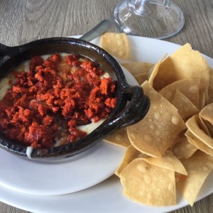 Queso fundido con chorizo