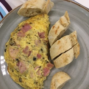 omelete de 2 huevos con 2 ingredientes y pan
