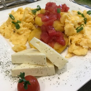 huevos revueltos con tortilla y quedo blanco