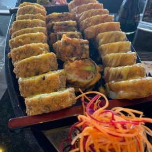 sushis variados en barco