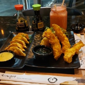 gyosas de entradas junto a los ebi tempura que son entradas y limonada de frutos rojos. 