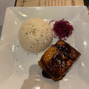 salmon con salsa teriyaki con arroz jazmin.