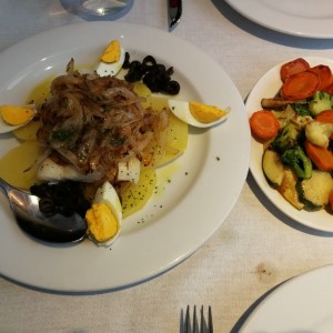 Bacalao a la Portuguesa y vegetales salteados