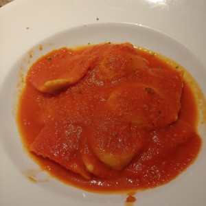 Raviolis de espinaca en salsa bolognesa