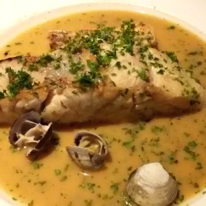 Corvina a la vasca con langostino y almejas