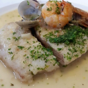 Corvina a la vasca con langostino y almejas