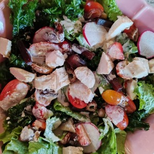 Ensalada de Kale con pollo, que además de la mezcla de verdes combina rábano, dátiles, tomates y la proteína, con un delicado aderezo. 